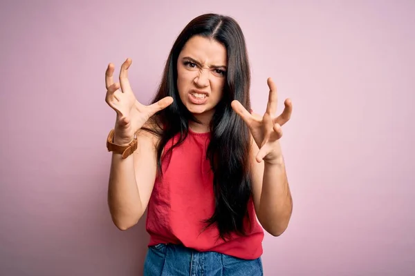 Jovem Morena Mulher Vestindo Casual Verão Camisa Sobre Rosa Isolado — Fotografia de Stock