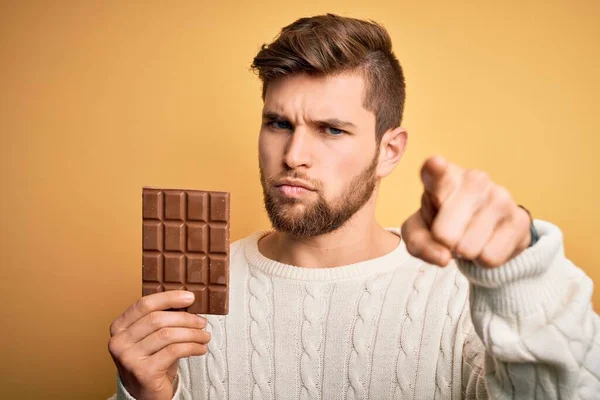 Junger Blonder Mann Mit Bart Und Blauen Augen Der Schokoriegel — Stockfoto