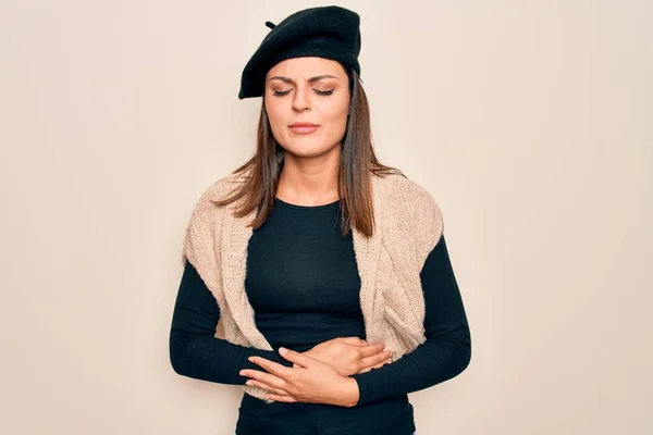 Junge Schöne Brünette Frau Trägt Lässige Französische Baskenmütze Über Weißem — Stockfoto