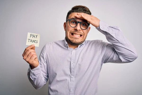 Joven Hombre Negocios Con Ojos Azules Sosteniendo Pagar Impuestos Palabra —  Fotos de Stock