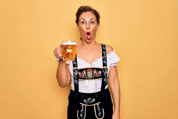 Femme Brune Moyen Âge Portant Une Robe Oktoberfest Traditionnelle Allemande — Photo