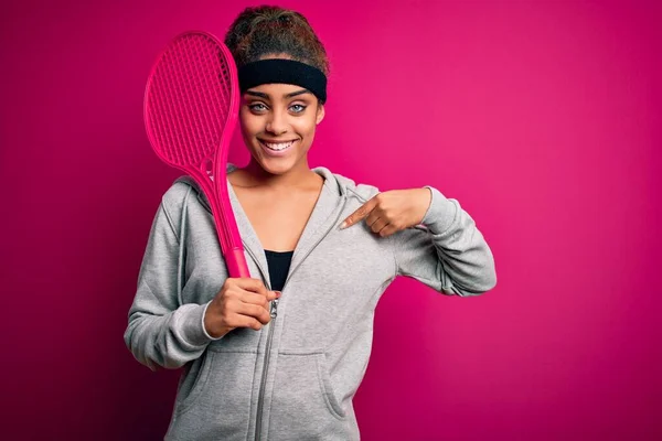 Jonge Afrikaanse Amerikaanse Sportvrouw Tennissen Met Behulp Van Racket Geïsoleerde — Stockfoto
