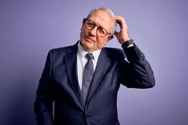 Grijs Harige Senior Zakenman Draagt Een Bril Elegante Pak Das — Stockfoto
