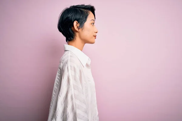 Mladý Krásný Asijské Dívka Sobě Ležérní Tričko Stojící Nad Izolované — Stock fotografie