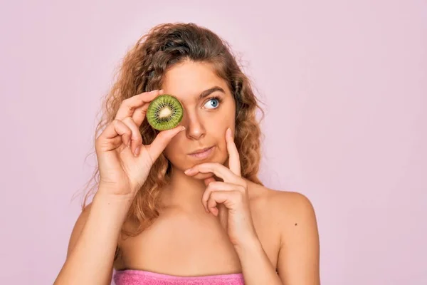 Hermosa Mujer Con Ojos Azules Usando Ducha Toalla Después Del — Foto de Stock