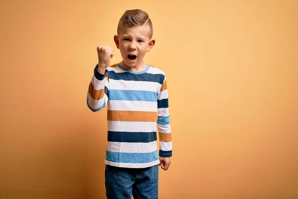 Ung Liten Kaukasiska Unge Med Blå Ögon Bär Färgglada Randig — Stockfoto