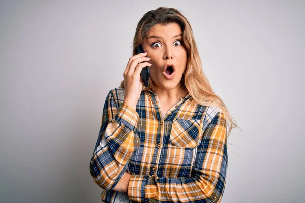 Hermosa Mujer Rubia Conversando Teléfono Inteligente Sobre Fondo Blanco Asustada — Foto de Stock