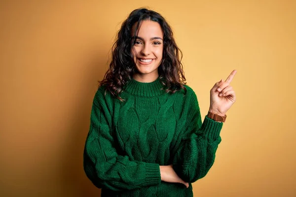 Young Beautiful Woman Curly Hair Wearing Green Casual Sweater Yellow — Stock Photo, Image