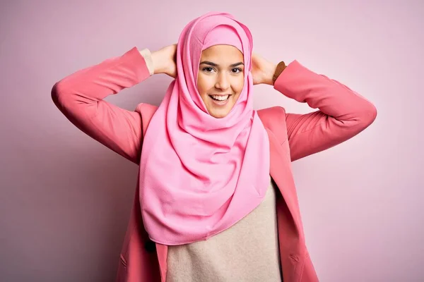 Mladá Krásná Dívka Sobě Muslimský Hidžáb Stojící Nad Izolované Růžové — Stock fotografie