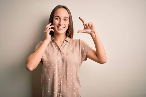 Mujer Hermosa Joven Teniendo Conversación Hablando Teléfono Inteligente Sobre Fondo —  Fotos de Stock