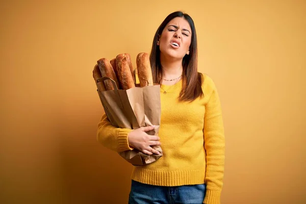 Joven Mujer Hermosa Sosteniendo Una Bolsa Pan Fresco Saludable Sobre — Foto de Stock