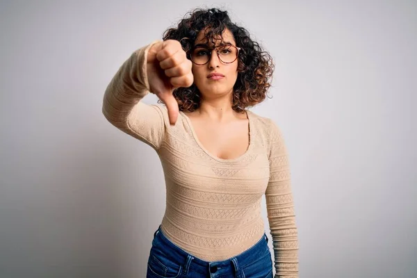 Joven Hermosa Mujer Árabe Rizado Con Camiseta Casual Gafas Sobre —  Fotos de Stock