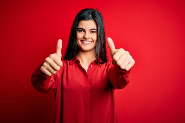 Jonge Mooie Brunette Vrouw Dragen Casual Shirt Staan Rode Achtergrond — Stockfoto