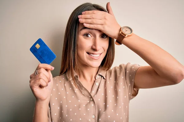 Młoda Piękna Klientka Trzymająca Kartę Kredytową Zapłaty Białe Tło Zestresowana — Zdjęcie stockowe
