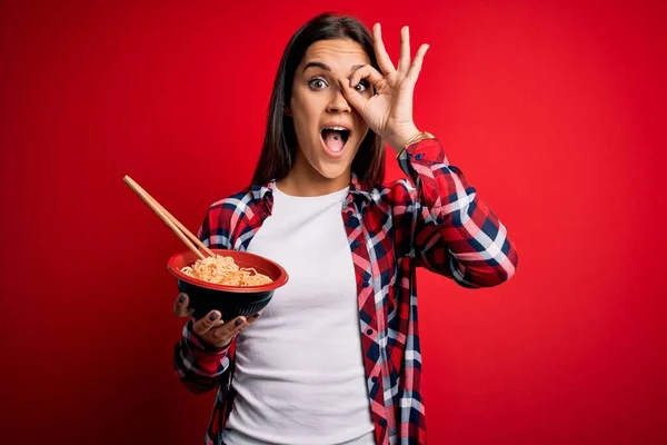 Ung Vacker Brunett Kvinna Äter Nudlar Med Hjälp Ätpinnar Över — Stockfoto