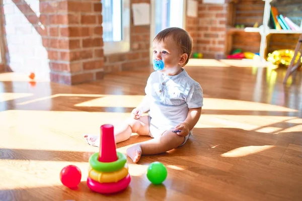 Bedårande Barn Sitter Golvet Med Napphållare Runt Massor Leksaker Dagis — Stockfoto