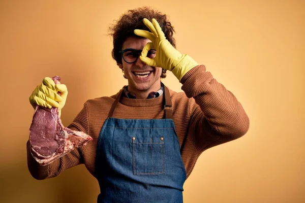 Jovem Bonito Açougueiro Homem Segurando Atender Bife Sobre Isolado Amarelo — Fotografia de Stock