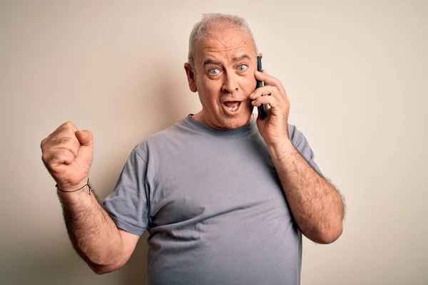 Homem Hoary Meia Idade Ter Conversa Falando Smartphone Sobre Fundo — Fotografia de Stock