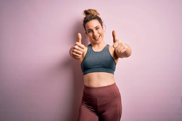 Jovem Bela Esportista Loira Fazendo Esporte Vestindo Sportswear Sobre Fundo — Fotografia de Stock