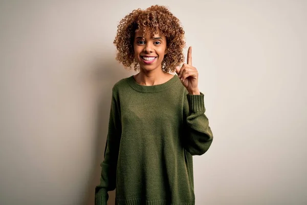 Schöne Afrikanisch Amerikanische Frau Mit Lockigem Haar Trägt Lässigen Pullover — Stockfoto