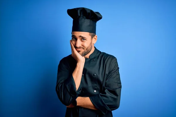 Νεαρός Όμορφος Σεφ Άντρας Γενειάδα Φορώντας Στολή Κουζίνας Και Καπέλο — Φωτογραφία Αρχείου