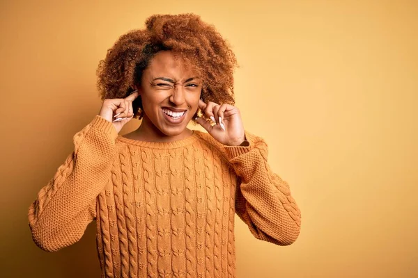 Молода Афро Американська Африканка Кучерявим Волоссям Одягнена Кучерявий Светр Закриває — стокове фото