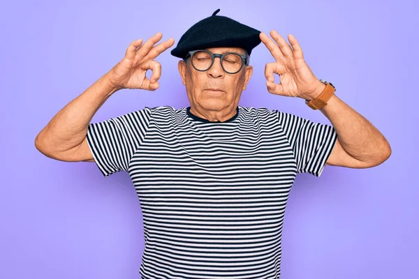 Starší Pohledný Chraptivý Muž Francouzským Baretem Brýlemi Stojící Nad Purpurovým — Stock fotografie