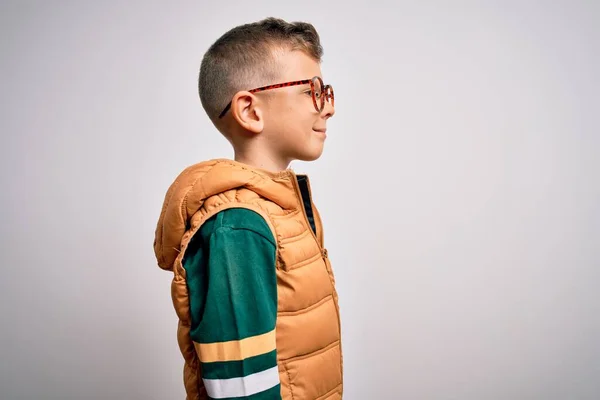 Pequeño Niño Caucásico Joven Con Ojos Azules Con Abrigo Invierno — Foto de Stock