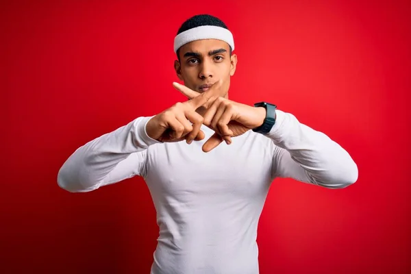 Jovem Atleta Afro Americano Bonito Vestindo Sportswear Sobre Fundo Vermelho — Fotografia de Stock