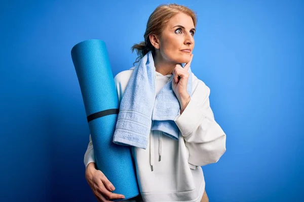 Blonde Sportliche Frau Mittleren Alters Mit Handtuch Yogamatte Vor Blauem — Stockfoto