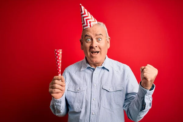 Μεσήλικας Άνδρας Φορώντας Αστείο Καπέλο Χρησιμοποιώντας Τρομπέτα Γιορτάζει Γενέθλια Πάνω — Φωτογραφία Αρχείου
