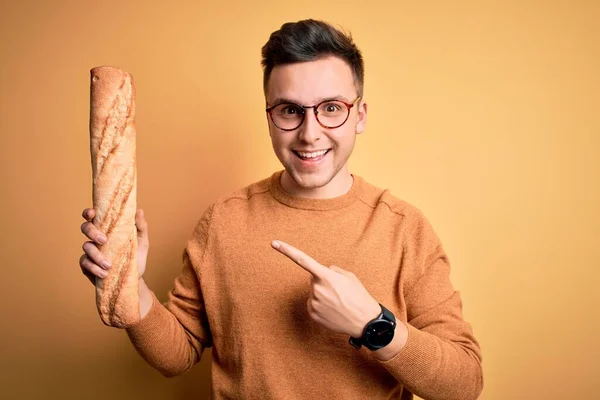 Joven Hombre Caucásico Guapo Con Gafas Sosteniendo Una Baguette Fresca —  Fotos de Stock