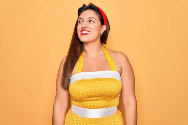 Young Hispanik Pin Woman Wearing Fashion Sexy 50S Style Yellow — Stok Foto