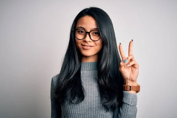 Fiatal Gyönyörű Kínai Visel Szemüveg Pulóver Felett Elszigetelt Fehér Háttér — Stock Fotó