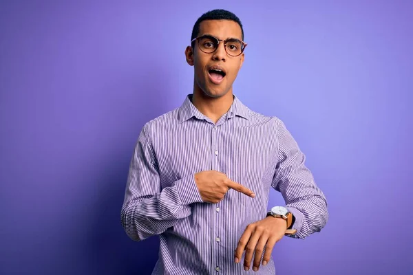 아프리카 미국인 줄무늬 셔츠와 보라색 안경을 남자서둘러 그리고 지연에 — 스톡 사진