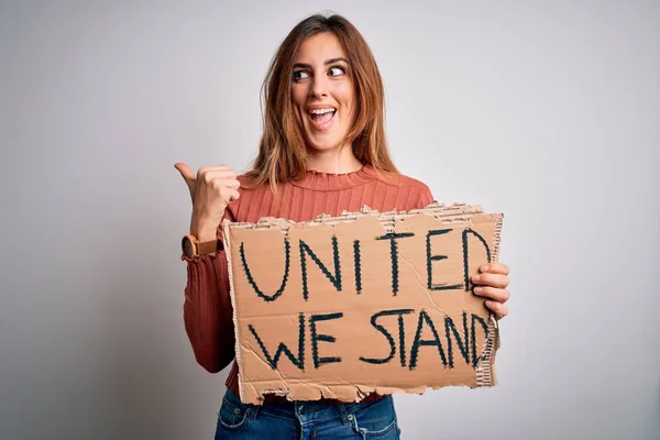 Junge Schöne Brünette Frau Mit Plakat United Stand — Stockfoto