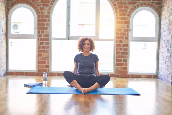 Middelbare Leeftijd Mooie Sporter Glimlachend Gelukkig Zitten Mat Oefenen Yoga — Stockfoto