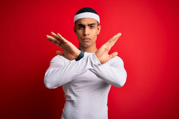 Jovem Atleta Afro Americano Bonito Vestindo Sportswear Sobre Fundo Vermelho — Fotografia de Stock