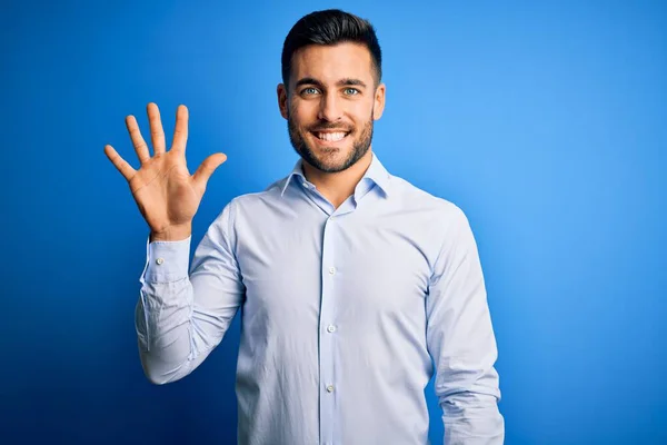 Joven Hombre Guapo Con Camisa Elegante Pie Sobre Fondo Azul — Foto de Stock