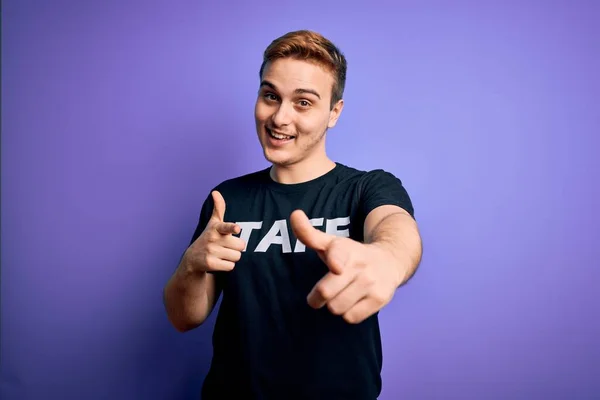 Jovem Trabalhador Ruivo Bonito Vestindo Uniforme Shirt Pessoal Sobre Fundo — Fotografia de Stock