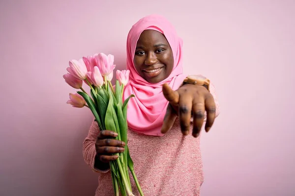 Young African American Size Woman Wearing Muslim Hijab Holding Bouquet — Stock Photo, Image