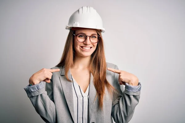 Junge Schöne Rothaarige Architektin Mit Sicherheitshelm Vor Weißem Hintergrund Sieht — Stockfoto