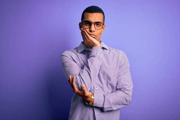 Bonito Homem Afro Americano Vestindo Camisa Listrada Óculos Sobre Fundo — Fotografia de Stock