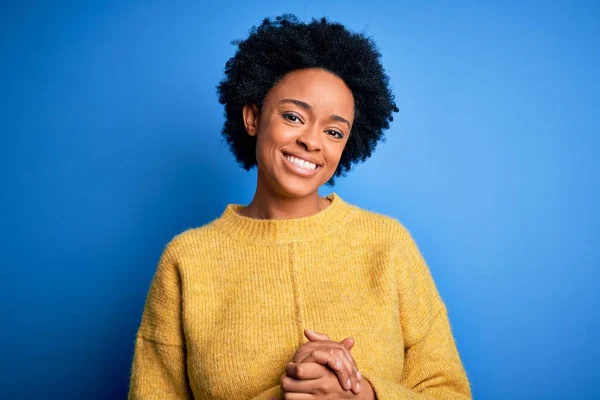 Joven Mujer Afro Afroamericana Hermosa Con Pelo Rizado Usando Suéter — Foto de Stock