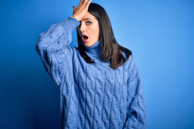 Mavi gözlü, balıkçı yaka kazak giyen genç, esmer bir kadın. Yanlışlıkla el ele tutuşan bir kazak giymiş. Hatayı hatırla. Unuttum, kötü hafıza konsepti.