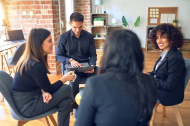 Bir grup iş adamı mutlu ve kendinden emin gülümsüyor. Sandalyelerde oturmak, rahatlamak, gülümsemek. Ofiste dinleniyorum.