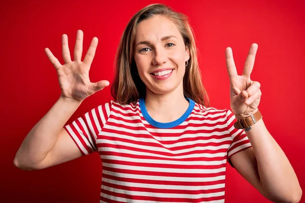 Jovem Mulher Loira Bonita Vestindo Shirt Listrada Casual Sobre Fundo — Fotografia de Stock