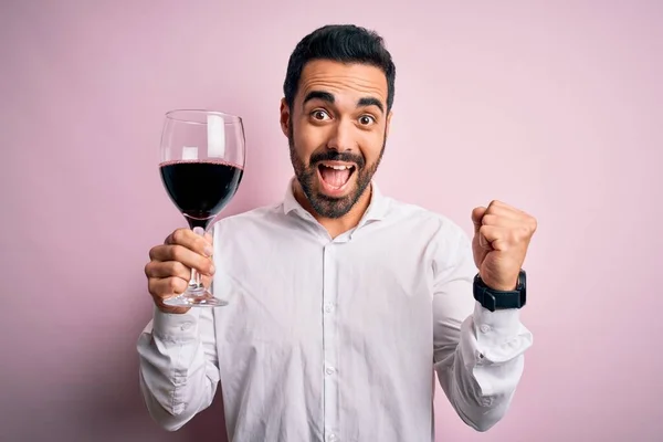 턱수염을 기르고 와인을 마시고 잘생긴 남자가 외롭게 위에서 자랑스럽게 외치며 — 스톡 사진