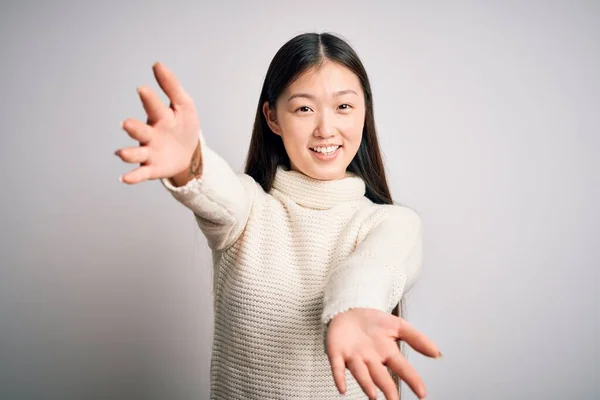 Ung Vacker Asiatisk Kvinna Bär Casual Tröja Stående Över Isolerad — Stockfoto
