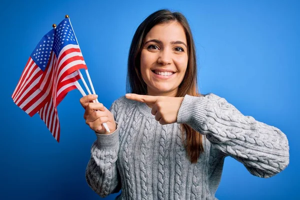 Jonge Patriottische Vrouw Met Amerikaanse Vlag Onafhankelijkheidsdag Juli Blauwe Achtergrond — Stockfoto